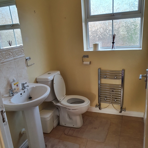 Brosnan Drive, GL51 0GD 4 bedrooms, 3 bathrooms for 4 people by GCHQ