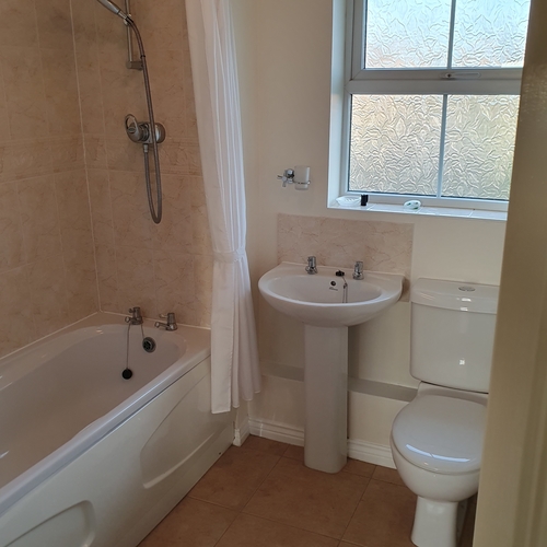 Brosnan Drive, GL51 0GD 4 bedrooms, 3 bathrooms for 4 people by GCHQ