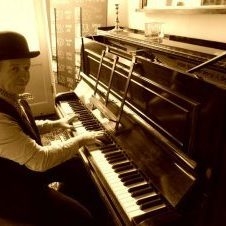 COCKNEY STYLE PIANIST ENTERTAINER