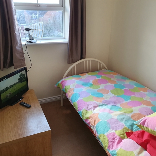 Brosnan Drive, GL51 0GD 4 bedrooms, 3 bathrooms for 4 people by GCHQ