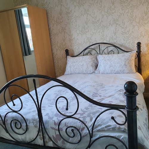 Brosnan Drive, GL51 0GD 4 bedrooms, 3 bathrooms for 4 people by GCHQ