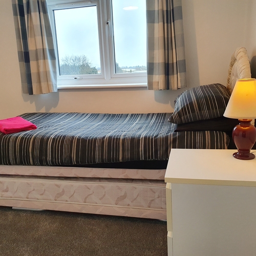 Elm Close, Tewkesbury Road, 3 bedroom flat in Cheltenham with 5 single beds !