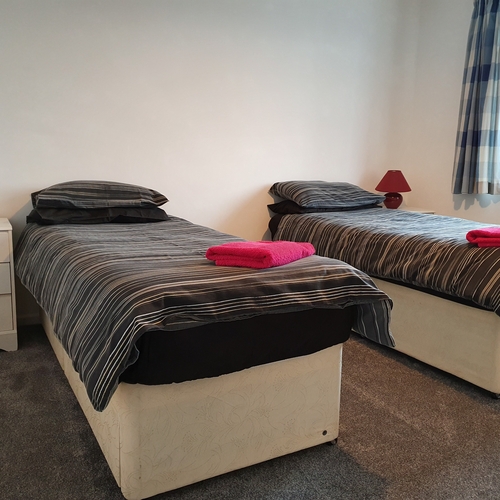 Elm Close, Tewkesbury Road, 3 bedroom flat in Cheltenham with 5 single beds !