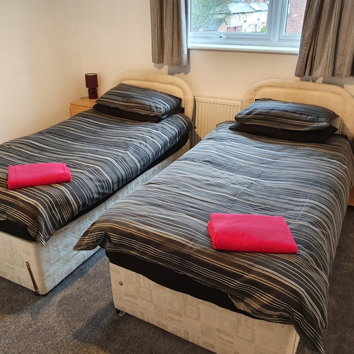 Elm Close, Tewkesbury Road, 3 bedroom flat in Cheltenham with 5 single beds !