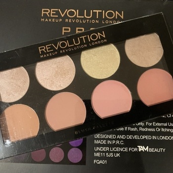 REVOLUTION Blush Palette