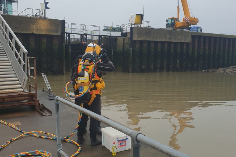 Commercial Dive Team Stop Logging Lock Gates