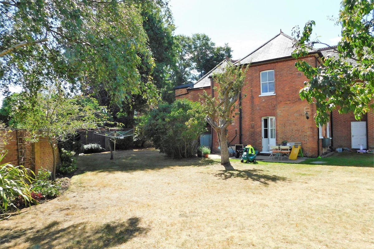 New Haw Road, Addlestone