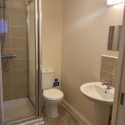 QUEENSWAY, BLETCHLEY - 2 BEDROOM 2 BATHROOM