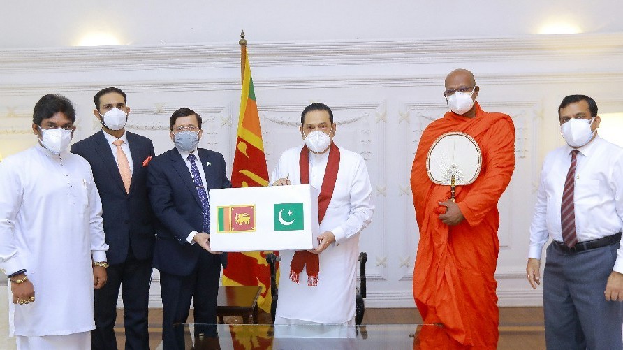 பாக்கிஸ்தான் கொவிட் 19 தொற்றாளர்களுக்கு தேவையான வைத்திய உபகரணங்களை பிரதமர் மஹிந்த ராஜபக்ஷவிடம்கையளித்தது