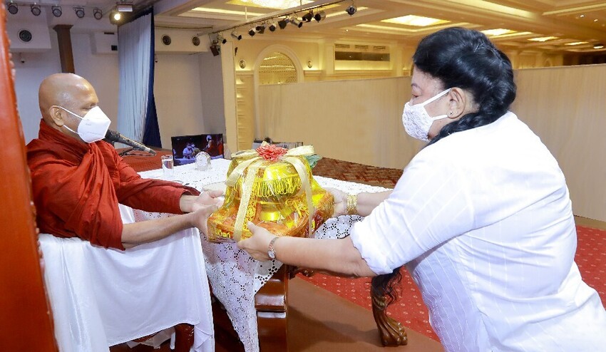 213ஆவது 'அமாதம் சிசிலச' தர்ம உபதேச நிகழ்வில் இலங்கை  பிரதமர் பற்கேற்பு