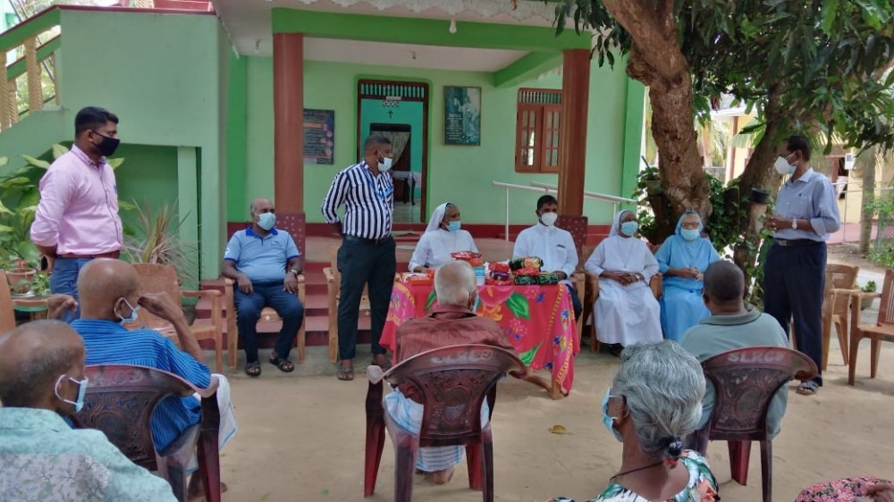 சர்வ மத பேரவையினர் வயோதிபர்களை நோக்கி