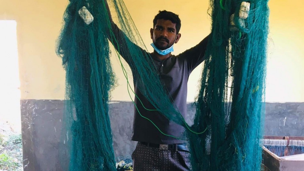 வடமராட்சி மீனவர்கள் இந்திய டோலர் படகுகளால் நாசமாக்கப்பட்ட வலைகளை எரித்து  போராட்டத்தில் ஈடுபட்டனர்.