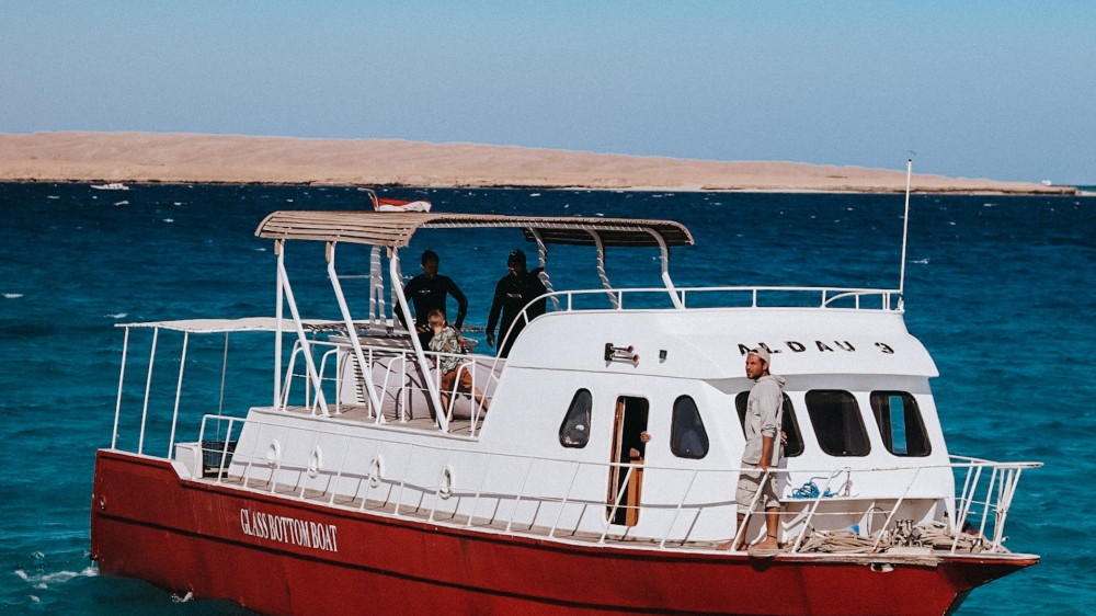 இந்திய படகுடன் மோதியதில் ஒரு படகுடன் இரு மீனவர்களையும் காணவில்லை