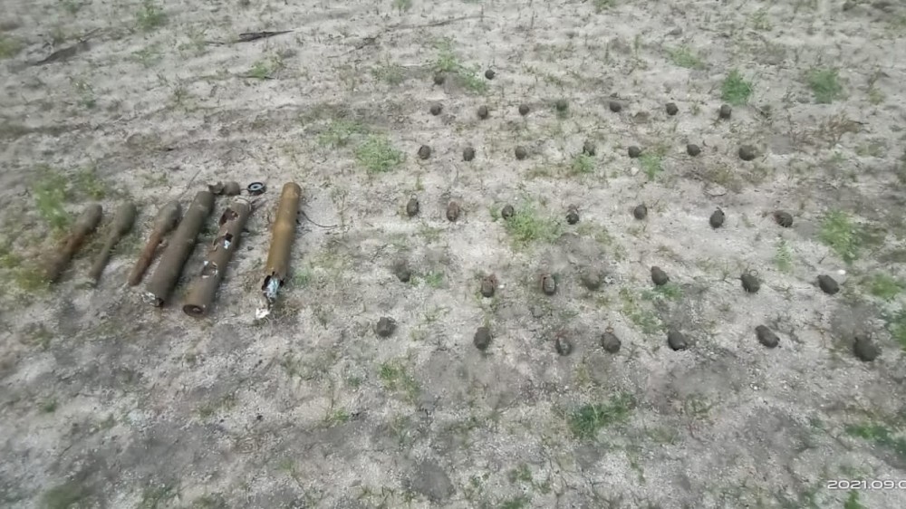 அம்பனில் வெடி பொருட்கள் சில மீட்கப்பட்டுள்ளன.