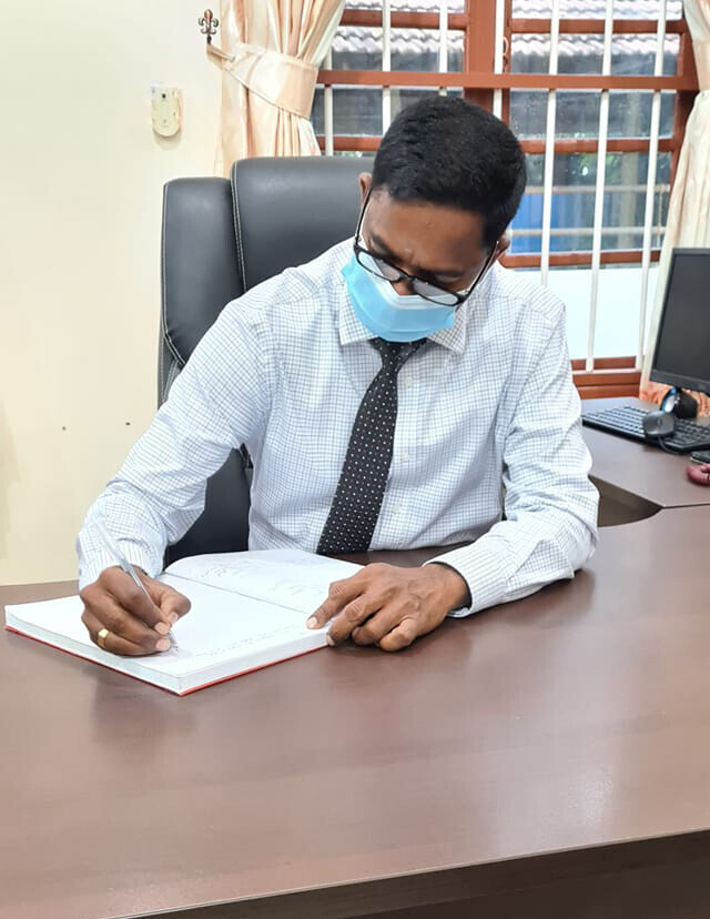 யாழ். போதனா வைத்தியசாலையின் பணிப்பாளராக வைத்திய கலாநிதி த.சத்தியமூர்த்தி மீண்டும் பொறுப்பேற்றார்.