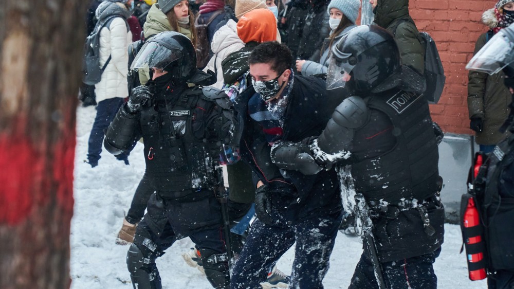 பி.சி.ஆர். எடுக்க மறுத்து குழப்பம். காரைநகர் சுகாதார வைத்திய அதிகாரியை தாக்க முயன்ற மூவர் கைது