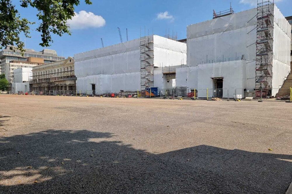 Wellington Barracks – Removal of 7000 m2 Textured Coating