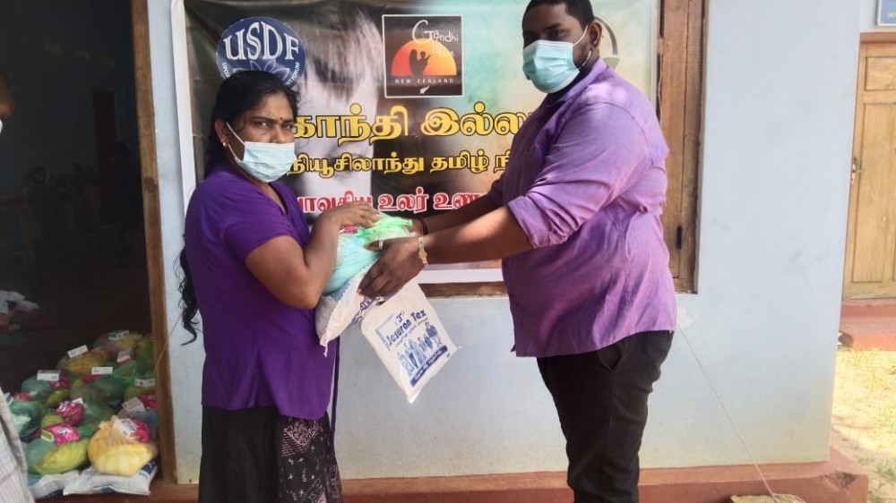 நியூசிலாந்து காந்தி இல்லத்தின் தமிழ் நிதியத்தினரால்  உணவுப்பொருட்கள் வழங்கும் நிகழ்வு