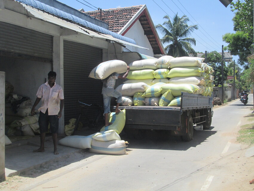 நெல்லைவிற்கும் விவசாயிகள்