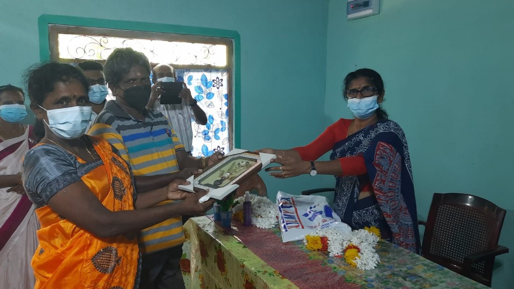 முதல் வீடு 'உங்களுக்கு வீடு நாட்டிற்கு எதிர்காலம்' என்ற திட்டத்தின் கீழ் கையளிப்பு