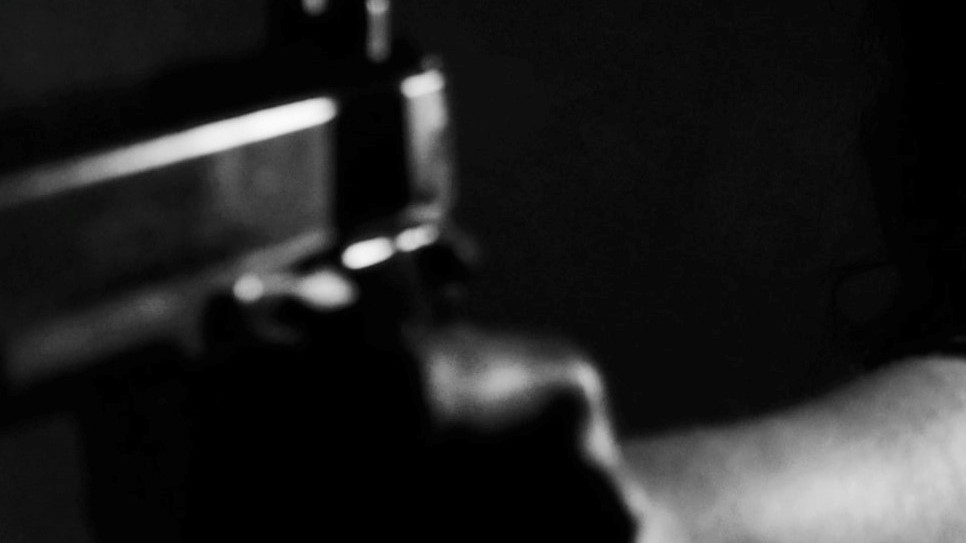 தமிழ் அரசியல் கைதிகள் சிலரை இராஜாங்க அமைச்சர்  துப்பாக்கியினால் பயமுறுத்தினார்