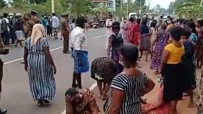 இளைஞனின் மரணத்துக்கு நீதி கோரி உயிரிழந்த இளைஞனின் உறவினர்கள் போராட்டம்