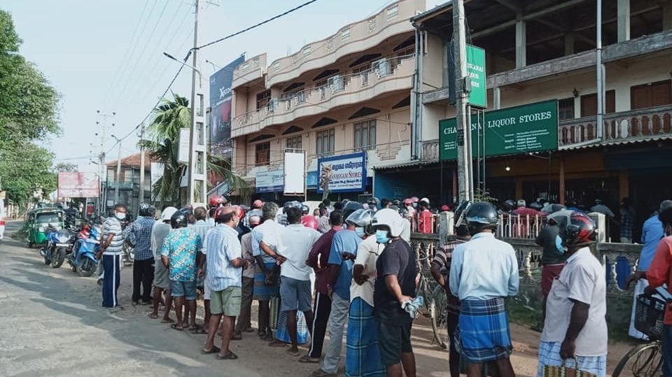 இடைவெளி பேணாத வரிசையில் யாழ்ப்பாண மது பிரியர்கள்!