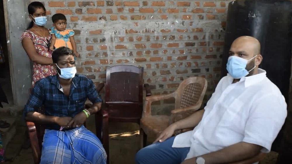 பொலிசாரால் மிக மோசமாக தாக்கப்பட்டவர்களை கௌரவ பா.உ சாணக்கியன் பார்வை இட்டார்