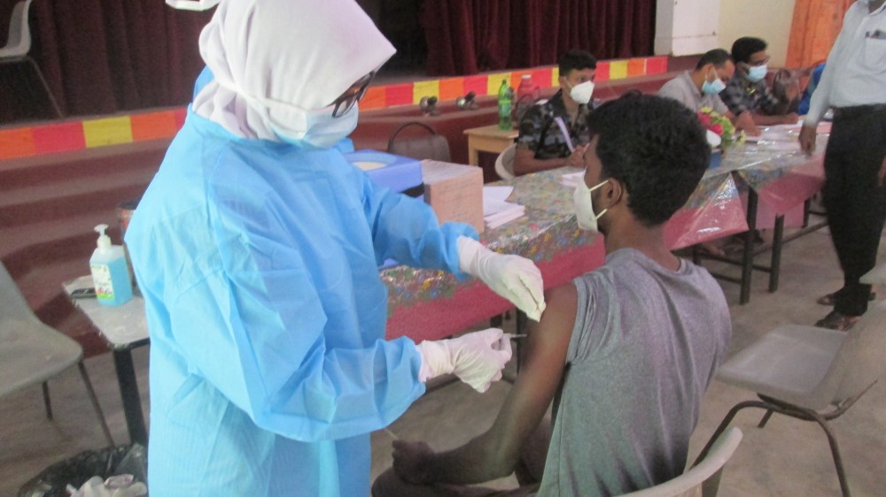 சைனோபாம்  தடுப்பூசி ஏற்ற ஆர்வமற்ற இளைஞர்கள்