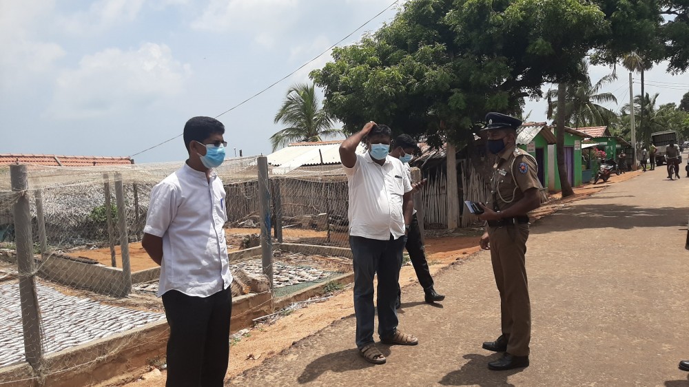 வங்காலைப்பாட்டு மீனவர்கள் இன்று (25.09.2021) நள்ளிரவு கடற்படையினால் தாக்கப்பட்டனர்.  கிராம அலுவலரும் படுகாயம்