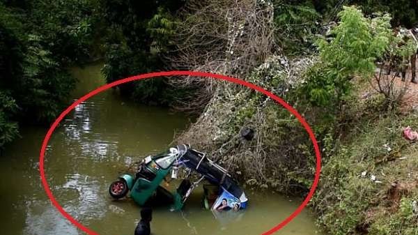 பெண்ணை மோதிவிட்டு தப்பி ஓடிய முச்சக்கரவண்டி வாய்க்காலுக்குள்