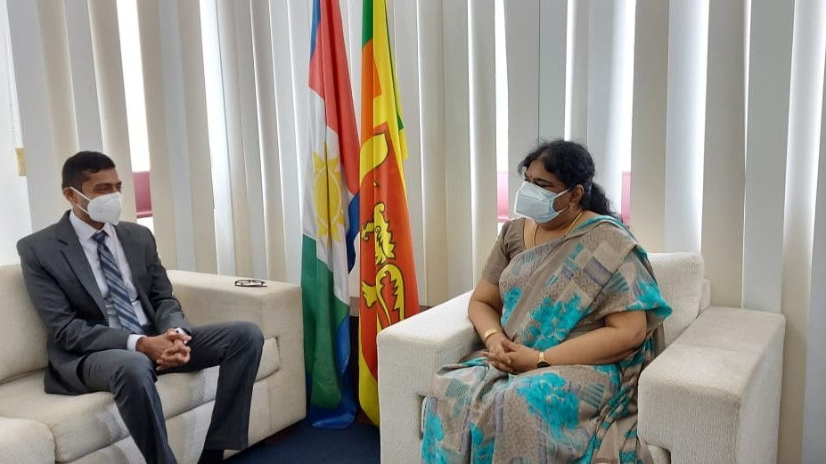 யாழ் இந்திய துணை தூதுவர் வட மாகாண ஆளுநரை சந்தித்தார்