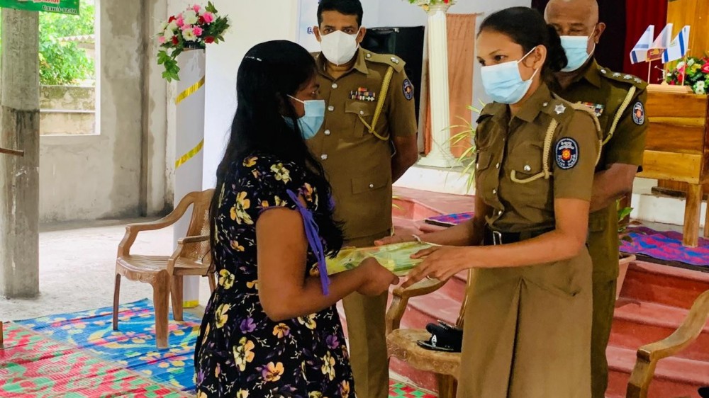 சிறுவர் தினத்தை முன்னிட்டு மன்னாரில் பொலிசாரால் அன்பளிப்பு