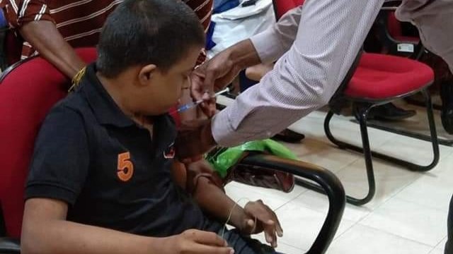 நாள்பட்ட நோய்களுக்கு சிகிச்சை பெறும் சிறார்களுக்கு பைசர் தடுப்பூசி