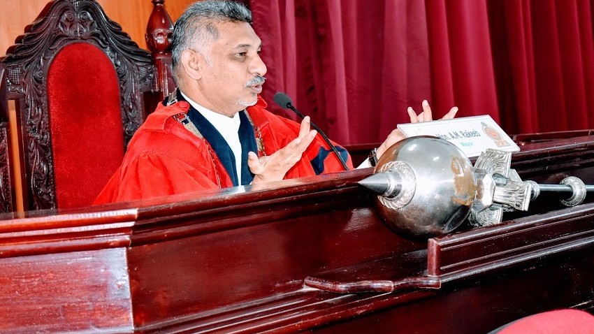 பள்ளிவாசல்களில் 25 பேர் மட்டுமே தொழுகையில் ஈடுபடலாம் என்ற கட்டுப்பாட்டை விதிக்க வக்பு சபைக்கு அதிகாரம் வழங்கியது யார்?