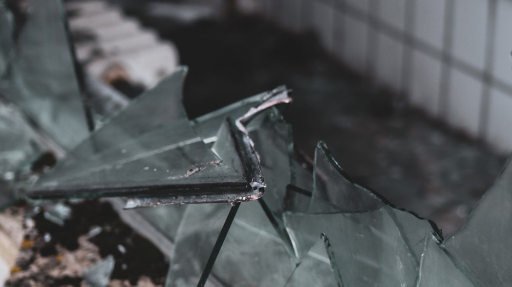 கொள்ளையரின் தாக்குதலால் தாய், மகன் படுகாயம்