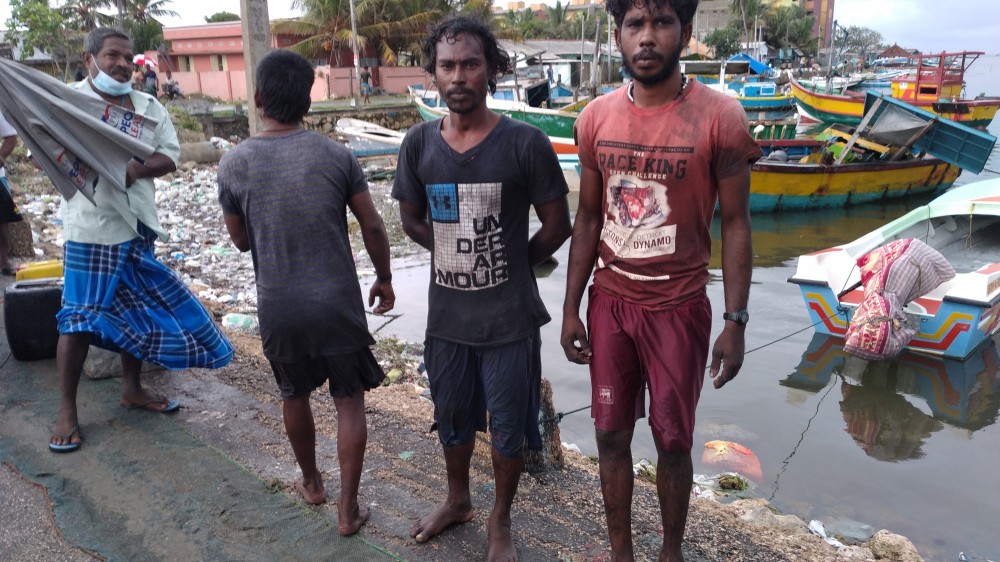 அத்துமீறி இலங்கை கடற்பரப்புக்குள் நுழைந்த இந்திய மீனவர்கள் குருநகர் மீனவர்களை தாக்கினார்கள்