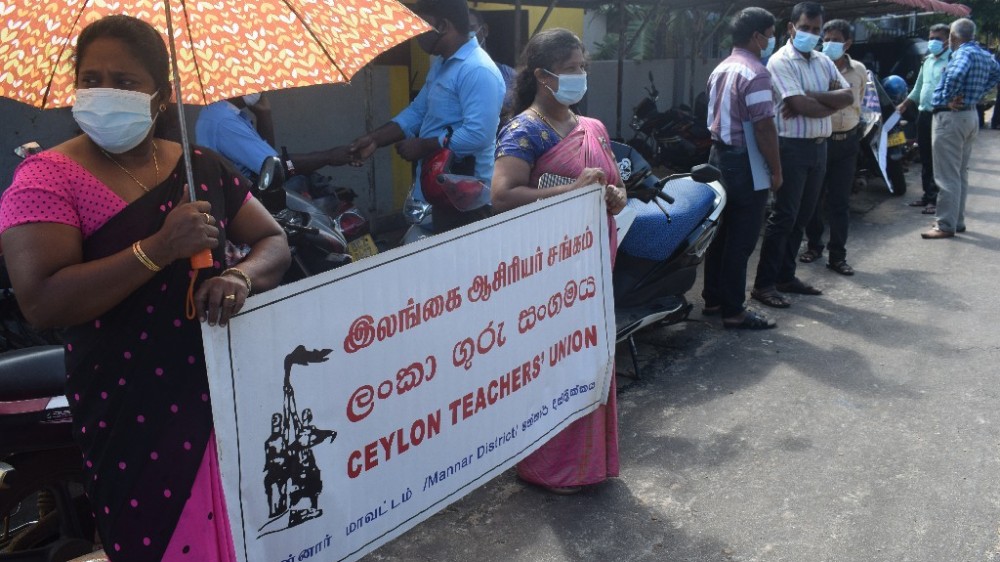 24 வருட காலமாக புரையோடியிருக்கின்ற சம்பள முரண்பாடுகள் தீர்க்கப்பட வேண்டும் - மன்னாரில் ஆசிரியர் போராட்டத்தில் தெரிவிப்பு