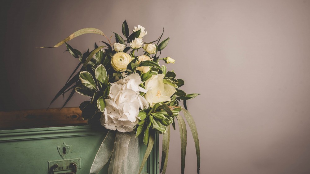 இளம் யுவதி தூக்கில் தொங்கி மரணம்