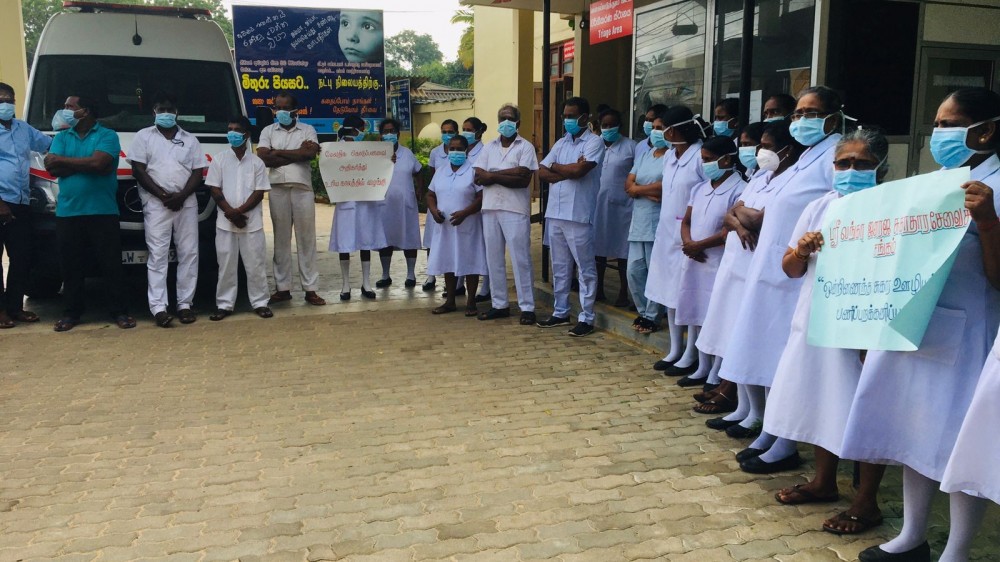 சுகாதார பணியாளர்களின் கவனயீர்ப்பு போராட்டம் பருத்தித்துறை (ஆ. வை)