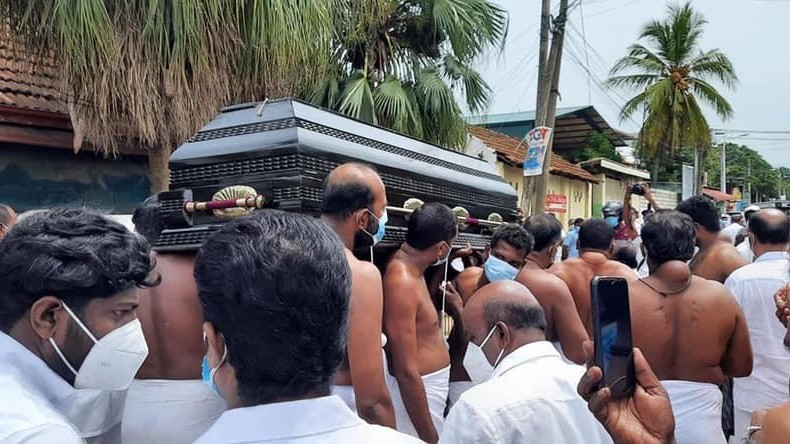 குகஸ்ரீ குமாரதாஸ மாப்பாண முதலியாரின் பூதவுடல் தீயுடன் சங்கமம்