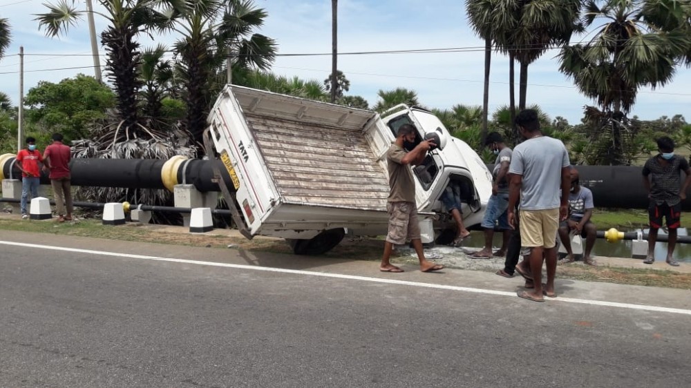 கப் வாகனம் நீர் விநியோகக் குழாயுடன் மோதிச் சரிந்தது