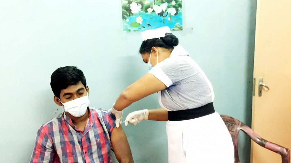 யாழ்.பல்கலைக்கழகத்தில் கொவிட் 19 தடுப்பூசி இன்று திங்கட்கிழமை (11.10.2021) காலை ஆரம்பிக்கப்பட்டன