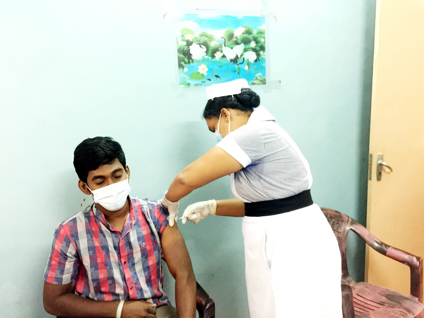 யாழ்.பல்கலைக்கழகத்தில் கொவிட் 19 தடுப்பூசி இன்று திங்கட்கிழமை (11.10.2021) காலை ஆரம்பிக்கப்பட்டன