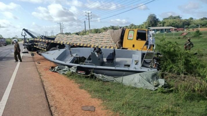 இராணுவ வாகனம் – பாரவூர்தி விபத்தில் இருவர் படுகாயம்