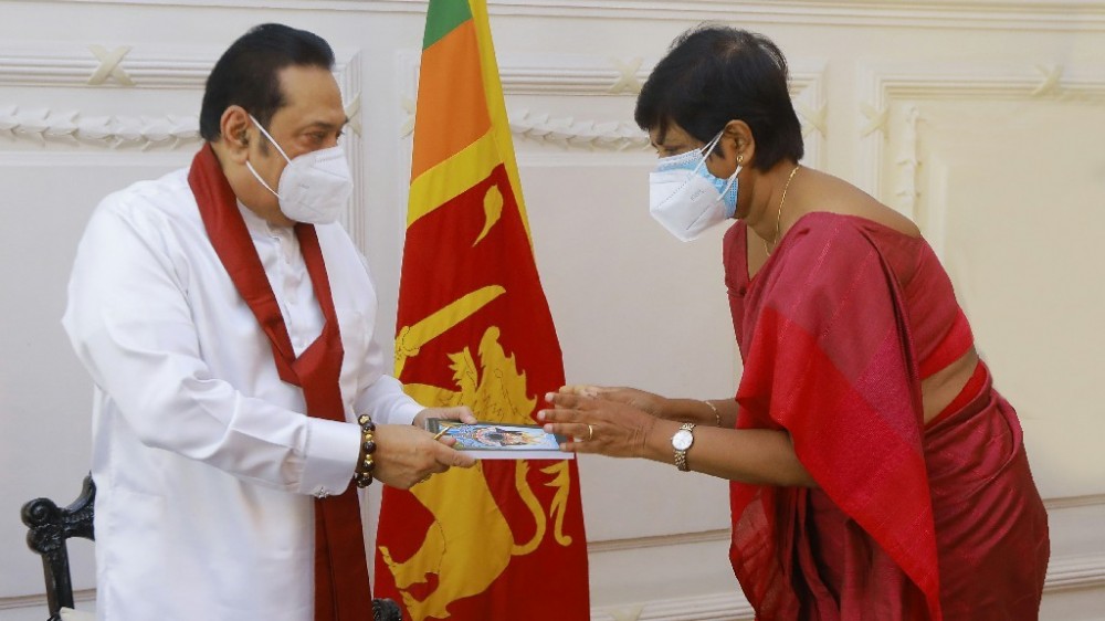 பிரதமருக்கு 'கடதுராவ' நூல் வழங்கும் வைபவம்