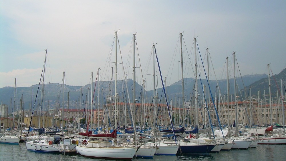 எம். ஏ. சுமந்திரன் தலைமையில் நடைபெற்ற இழுவை படகு கவனவீர்ப்பு போராட்டத்தை எதிர்க்கும் குருநகர் மீனவர்கள்