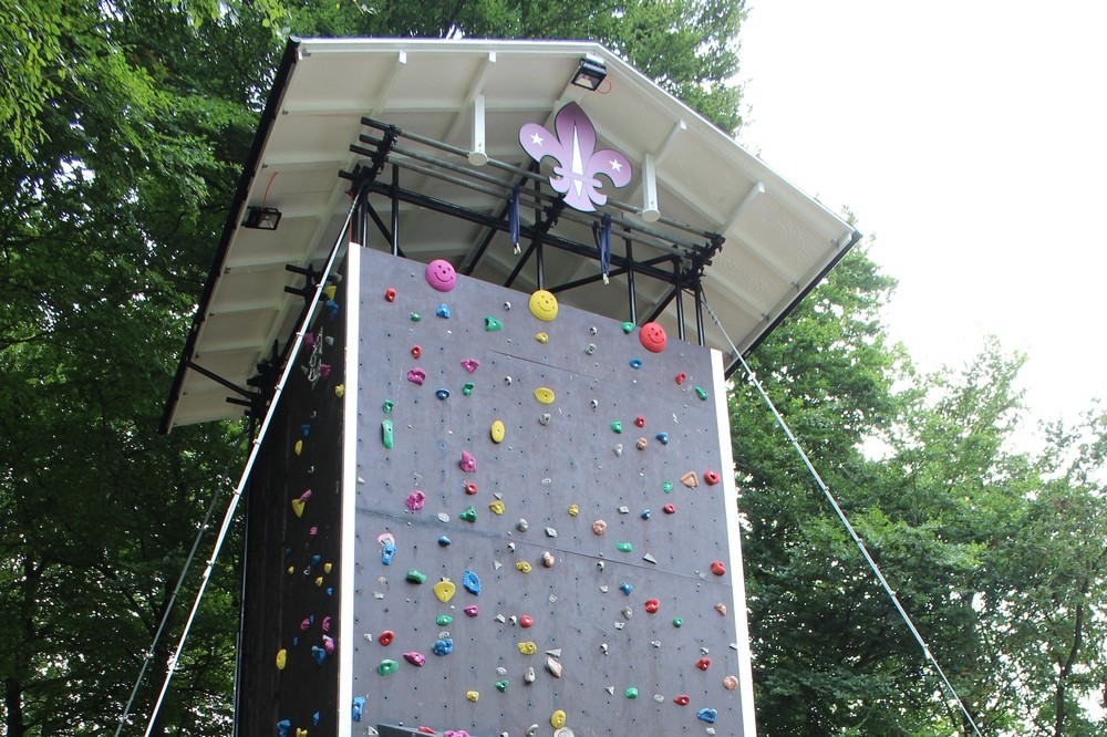 Secure fixing for climbing towers