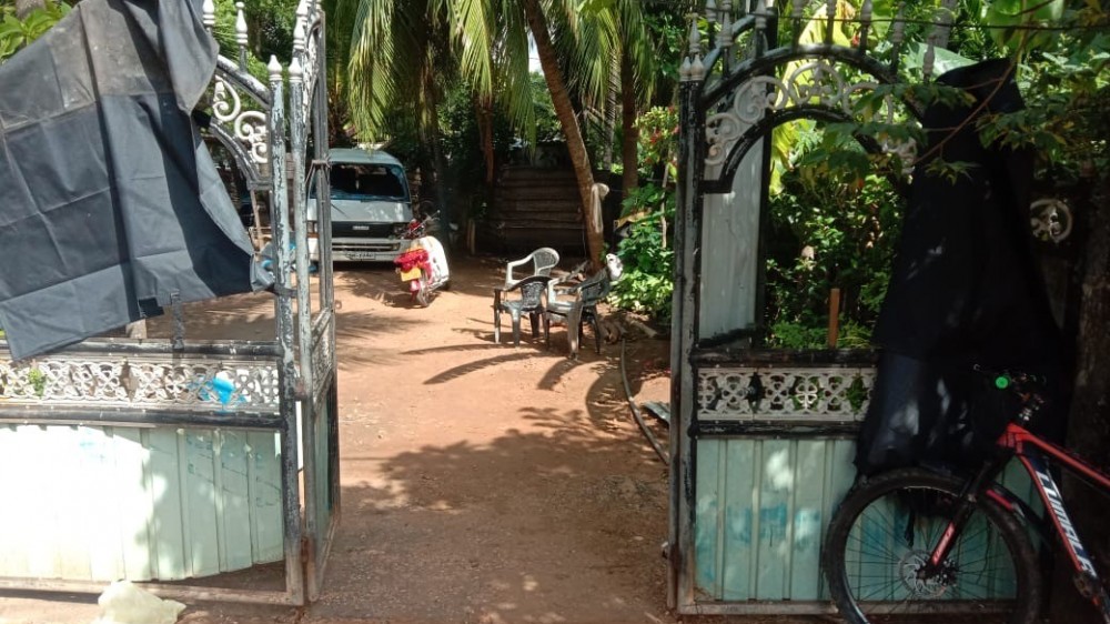 முதியவர் மீது வாள் வெட்டுக்குழு தாக்குதல்