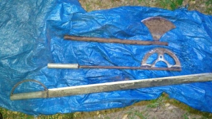 மந்துவில் மேற்குப் பகுதியில் பாழடைந்த வீடொன்றில் ஆபத்தான ஆயுதங்கள்